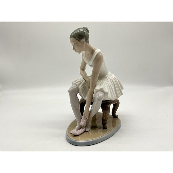 Lladro NAO Figurine Elegant Ballet Ballerina Seated Putting On Slippers No. 387 - Picture 14 of 16